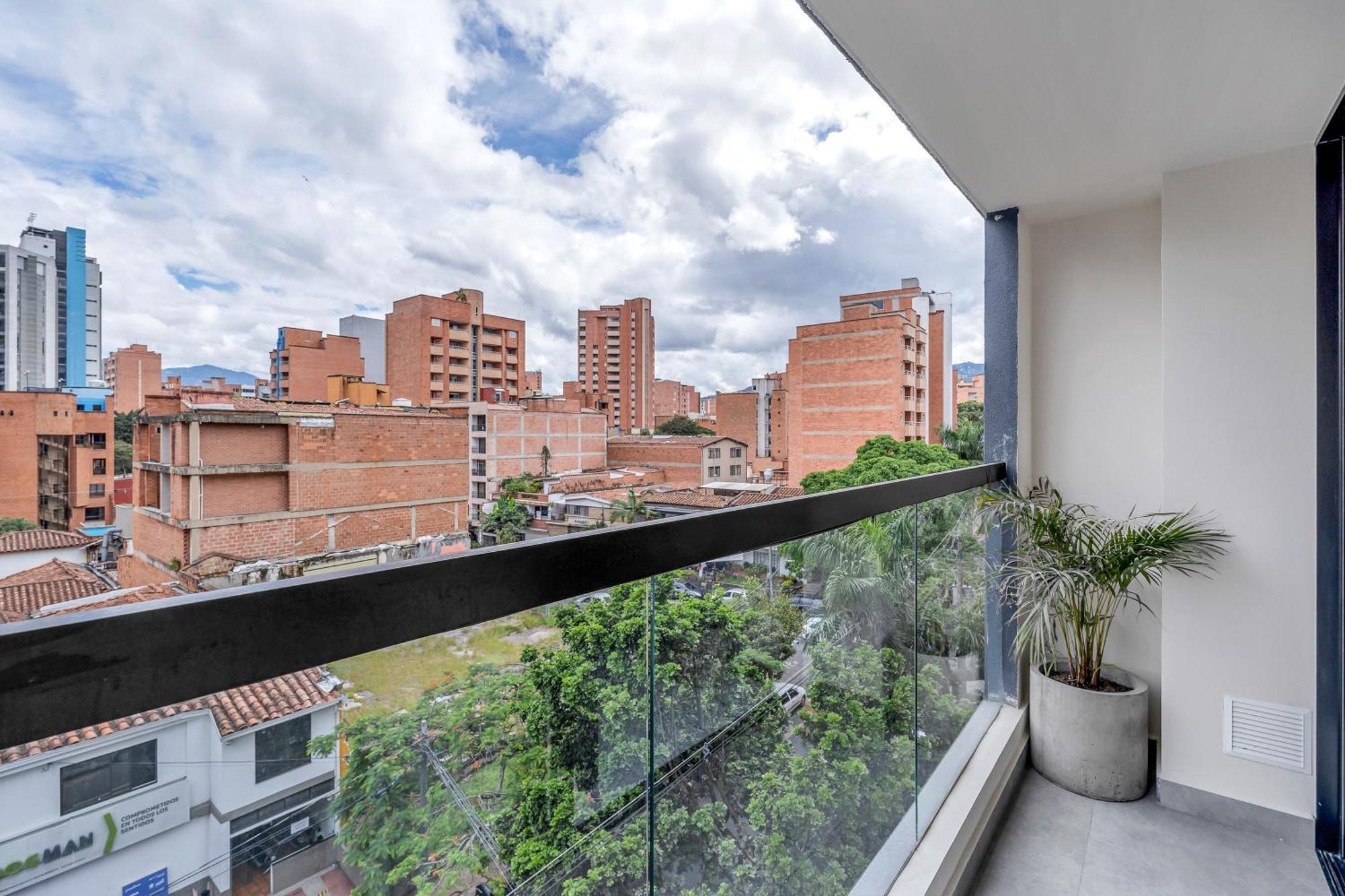 Apartamentos Housy Laureles Меделин Екстериор снимка