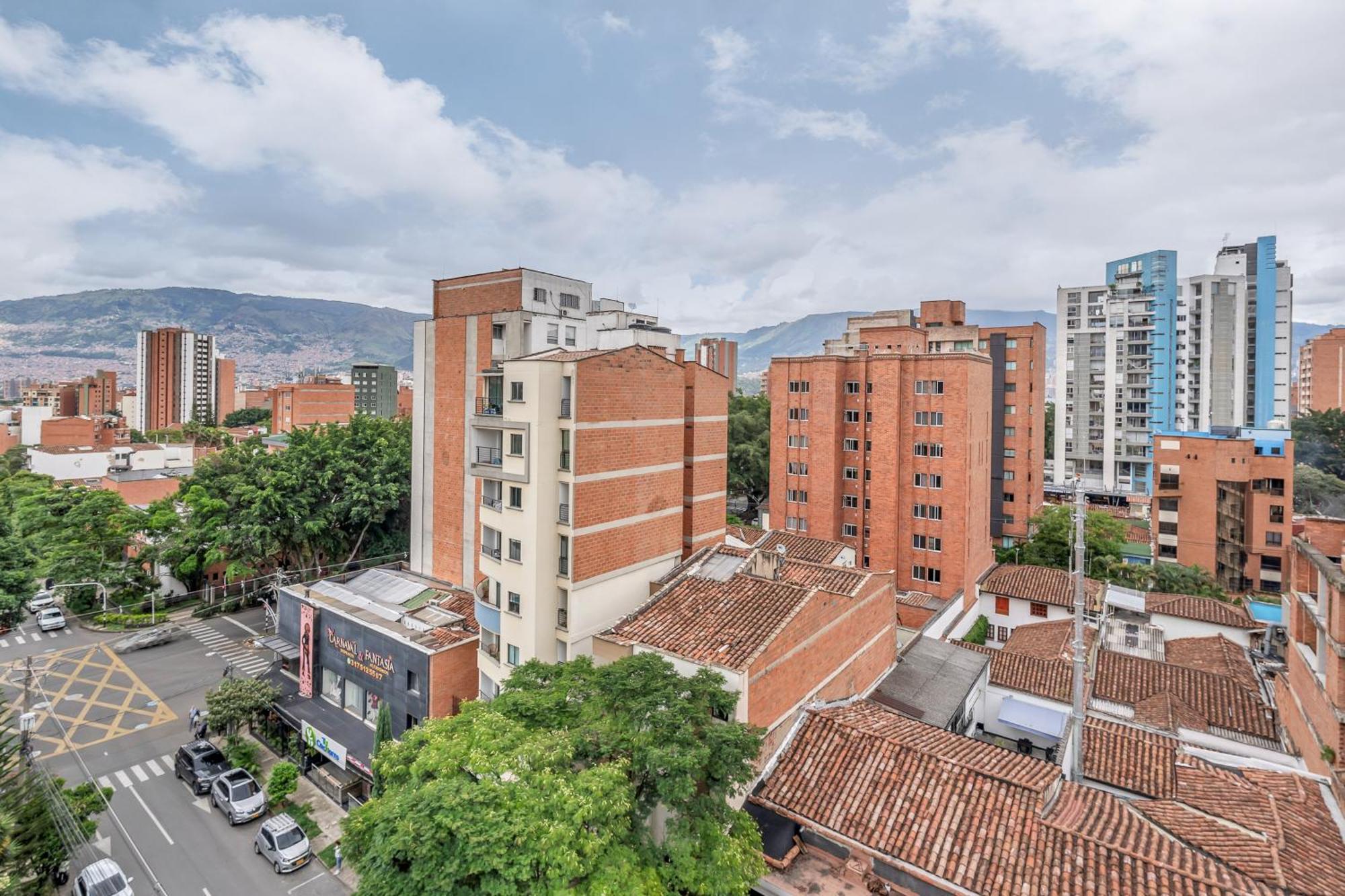 Apartamentos Housy Laureles Меделин Екстериор снимка